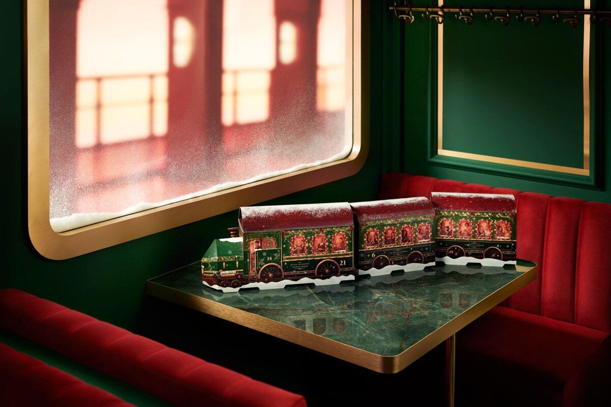 The Rituals Premium advent calendar 2026, a green train with carriages on a table in a dining car